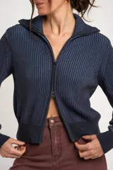 Cardigan tejido de algodón en color marrón, con cuello solapa, cierre frontal completo con cremallera y diseño de canalé ancho.