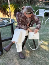 Bota tipo Chelsea de cuero color chocolate, con paneles elásticos laterales y suela track dentada de goma negra.