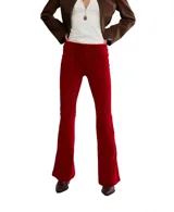 Pantalón de corte flare, tiro alto, color morado oscuro con textura de terciopelo y patrón en chevron.