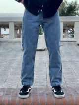 Pantalón de jean negro de corte recto.