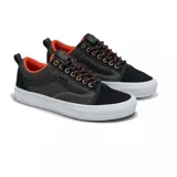 Championes Vans modelo Skate Old Skool en colaboración con Spitfire, de color negro con paneles laterales en lona verde oliva y detalles en naranja vibrante. Presentan suela blanca con diseño texturizado y ojales metálicos dorados.