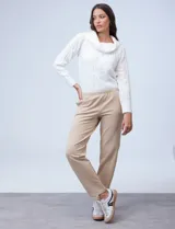Pantalón jogger color beige de algodón con pretina elastizada.