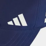 Gorra deportiva Adidas color azul con el logo de la marca y las tres bandas icónicas en color blanco. Presenta una estructura clásica con visera curva y diseño ligero.