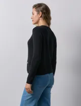 Cardigan tejido color blanco, marca Ninety. Escote a la base y abertura central con botones metálicos dorados. Delantera con bolsillos simulados con botón dorado.