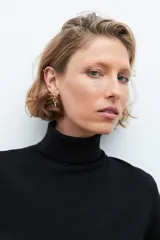 Polera de cuello alto color beige melange.