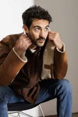 Campera de cuero color marrón claro con cuello de piel sintética color crema.