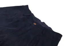 Pantalón de pana color bordó, de corte recto, con bolsillos laterales y traseros.