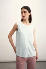 Blusa celeste sin mangas con cuello redondo y costuras verticales en el frente.