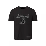 Remera de manga corta negra con cuello redondo y estampado frontal con el nombre "Lakers" y el logotipo del equipo en tono gris efecto denim. Etiqueta decorativa institucional en la parte inferior izquierda.