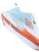 Championes de running Umbro modelo Daysprint para mujer. Presentan un diseño en tonos celestes y blancos con detalles en naranja vibrante en el logo lateral y la suela. Cuentan con cordones blancos y una entresuela robusta para mayor amortiguación.