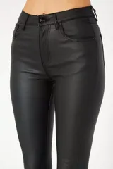 Jean skinny negro engomado, de tiro medio y tela elastizada.