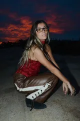 Lentes con montura rectangular negra y filtro transparente para luz azul.