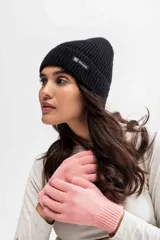 Gorro de lana negro con etiqueta con logo de la marca en el frente.