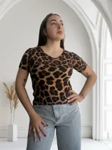 Remera marrón con estampado animal print de leopardo, escote en V y mangas cortas.