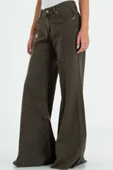 Jean de corte flare y tiro bajo, color verde oliva con costuras frontales verticales y ruedo desflecado.