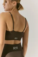 Biker color marrón oscuro, tejida sin costuras, con cintura ancha y logo a contratono en cintura trasera.