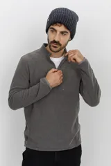 Campera de micropolar azul marino con cierre frontal parcial y bolsillo en el pecho.