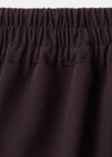 Pantalón de vestir bordó de corte recto con líneas laterales blancas y diseño de pierna ancha.