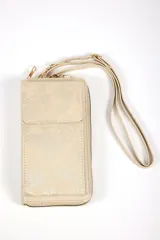 Bandolera tipo porta celular con cierre perimetral, bolsillo frontal con solapa y correa larga ajustable y extraíble.