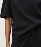 Blusa de algodón de corte oversized, color gris oscuro, con mangas cortas y cuello redondo.