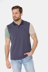 Remera polo piqué combinada con mangas en colores contrastantes.