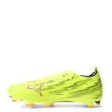 Championes de fútbol Puma Ultra 6 Match FG/AG, color amarillo neón con detalles en negro y naranja. Presentan un diseño aerodinámico con textura en la superficie para un mejor control del balón y suela con tapones para césped natural y artificial.