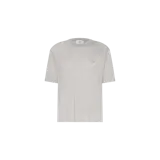 Remera gris melange de manga corta con cuello redondo y el logo de la marca bordado en el pecho.
