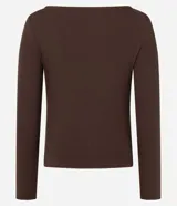 Blusa negra de mangas largas confeccionada en rib con algodón más sostenible. La prenda tiene escote recto.