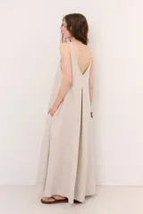 Vestido largo marrón, sin mangas, con escote redondo amplio y corte holgado.