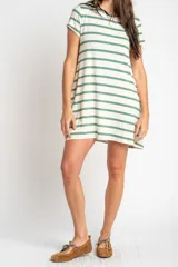 Vestido corto de corte recto y holgado con diseño de rayas horizontales verdes y fondo crudo, escote redondo y mangas corta.
