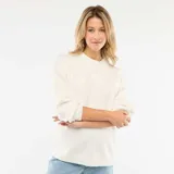 Sweater de punto color blanco con cuello redondo, mangas largas y detalle de flores bordadas tono sobre tono en la parte superior.