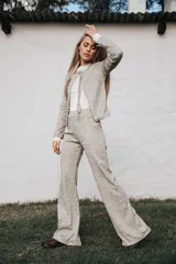 Pantalón de corte recto y tiro alto, confeccionado en tejido jaspeado de color verde claro. Presenta una silueta fluida y cómoda.