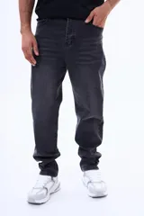 Pantalón de jean color negro con efecto lavado, de corte recto y ajuste cómodo.