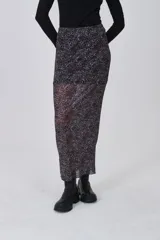 Falda larga de corte recto y ajuste al cuerpo, confeccionada en tejido semitransparente con estampado animal print en tonos oscuros.