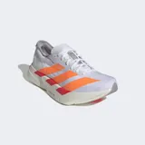 Championes de running Adidas modelo Adizero Adios Pro 4, color blanco con detalles en naranja y rojo. Presentan tecnología Lightstrike Pro en la mediasuela para una amortiguación superior y suela de caucho Continental para mayor tracción.