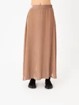 Falda larga color marrón claro de terciopelo, con pretina elastizada y silueta amplia.