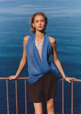 Short de corte recto y estilo casual, confeccionado en algodón. Presenta cintura elástica con cordón ajustable y un diseño minimalista.