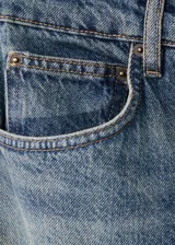 Jeans de tiro bajo y diseño recto, confeccionados en algodón con efecto desteñido y lavado clásico.
