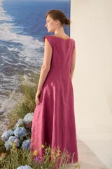 Vestido largo morado de lino con escote bote, sin mangas y abotonadura frontal completa con botones a contratono.