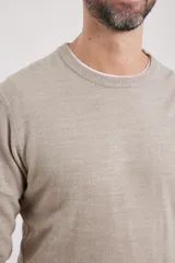 Sweater de tejido de punto color naranja melange, con cuello redondo y manga larga.