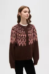 Cardigan de tejido jacquard con diseño geométrico en tonos marrones y rosados, de corte holgado, cuello redondo y cierre frontal con botones.