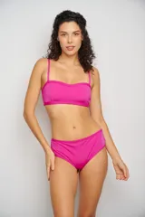 Top de bikini fucsia con escote corazón y breteles regulables.