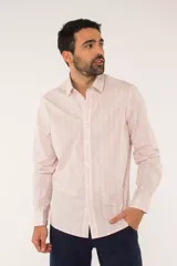 Camisa de manga larga Brooksfield con diseño de cuadros en tonos azules, blancos y negros. Presenta cuello clásico, cierre frontal con botones y logo bordado en el pecho.