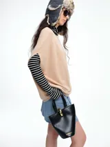 Top de silueta amplia y corte cuadrado, con mangas cortas caídas, cuello redondo y acabado con micro lentejuelas sutiles.