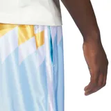 Short Adidas Originals de básquet, color celeste con diseño estampado de rombos en blanco y amarillo en la parte superior. Cuenta con cintura elástica con cordón ajustable y el logo del trifolio bordado en el bajo.