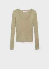 Jersey de punto fino con textura de canalé, diseño entallado, cuello escotado y manga larga.