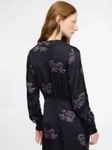 Vestido camisero largo color verde esmeralda con estampado de tigres blancos, cuello camisero, mangas largas y lazo en la cintura.