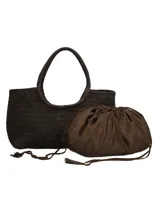 Cartera tipo tote de cuero trenzado en color marrón oscuro, con diseño artesanal de tejido en espiga y asas fijas trenzadas. Incluye un parche de cuero con el logo de la marca en el centro.