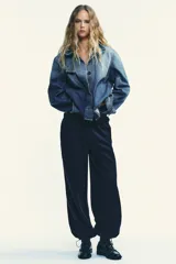 Pantalón de felpa de tiro alto con cintura elástica y corte recto. Cuenta con bolsillos laterales ocultos en la costura y bajo ajustable con cordón elástico y stoppers.