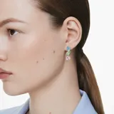 Aros colgantes asimétricos con baño de rodio y cristales facetados de distintos colores y formas. Cierre con tuerca a presión.